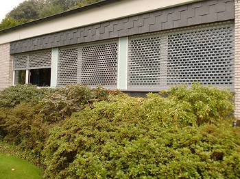 Rollgitter mit Motorantrieb als Schutzgitter vor Fenstern