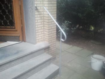 Handlauf aus feuerverzinktem Stahl