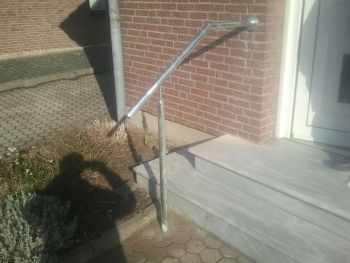 Handlauf aus feuerverzinktem Stahl