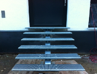 Außentreppe mit Gitterroststufen feuerverzinkt